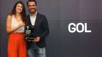 Maira Pinheiro, gerente executiva de Comunicação Corporativa e Reputação da GOL, e Jean Carlo Nogueira, CPO (Chief People Officer) da GOL e presidente do Instituto GOL, recebem pela Companhia Aérea o prêmio “Os Mais Amados do Rio”, na noite de terça-feira (15) (Foto: Reginaldo Teixeira/Veja Rio)