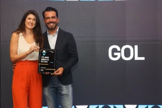 Maira Pinheiro, gerente executiva de Comunicação Corporativa e Reputação da GOL, e Jean Carlo Nogueira, CPO (Chief People Officer) da GOL e presidente do Instituto GOL, recebem pela Companhia Aérea o prêmio “Os Mais Amados do Rio”, na noite de terça-feira (15) (Foto: Reginaldo Teixeira/Veja Rio)