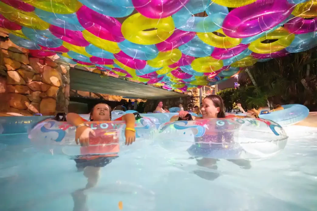 AquaGlow retorna ao Aquatica Orlando com novidades para o Verão 2025