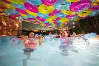 AquaGlow retorna ao Aquatica Orlando com novidades para o Verão 2025