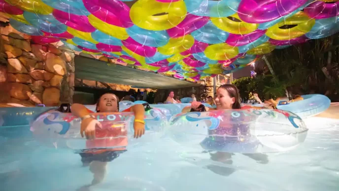 AquaGlow retorna ao Aquatica Orlando com novidades para o Verão 2025