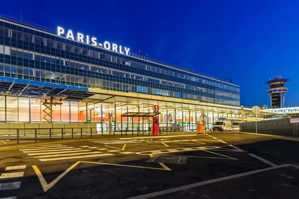 Azul celebra dois anos de voos para Paris com mais de 400 Mil clientes transportados