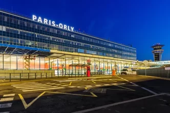 Azul celebra dois anos de voos para Paris com mais de 400 Mil clientes transportados