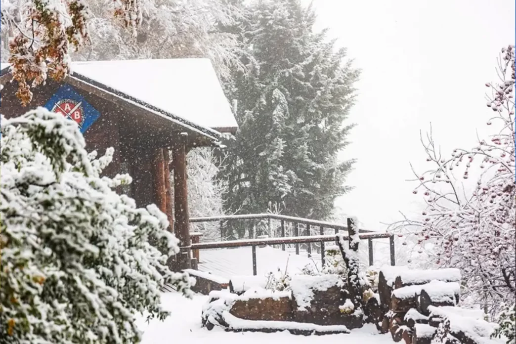 Neve chega cedo em Bariloche e antecipa temporada de inverno 2025