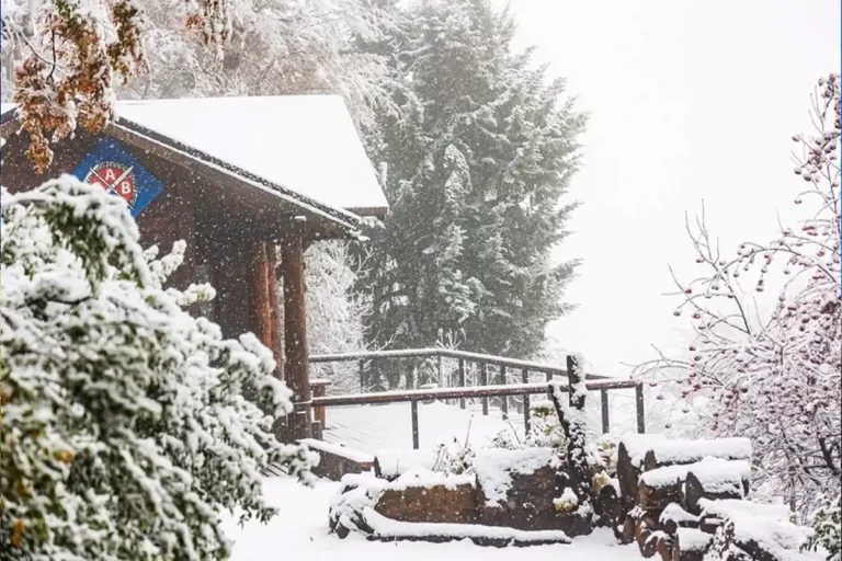 Neve chega cedo em Bariloche e antecipa temporada de inverno 2025
